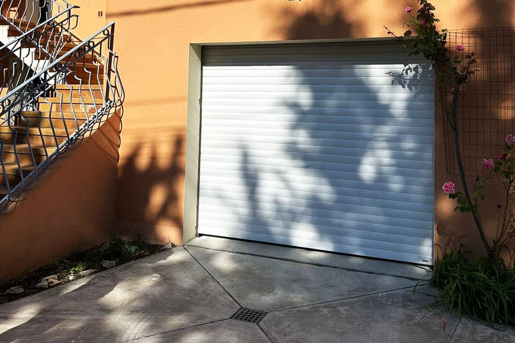 vaunage automatismes alarmes video surveillance éclairage et valorisation de l'habitat systèmes volets roulants contrôle d'accès surveillance sécurité maison porte de garage motorisée Nages et Solorgues 30 Gard Romain Cravero