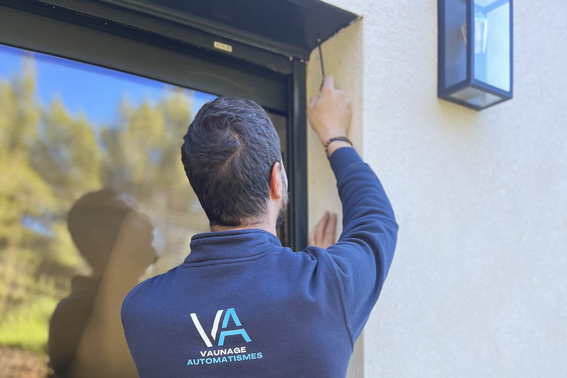 vaunage automatismes alarmes video surveillance éclairage et valorisation de l'habitat systèmes volets roulants contrôle d'accès surveillance sécurité maison volets roulants motorisés Nages et Solorgues 30 Gard Romain Cravero